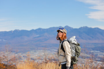 Fototapeta na wymiar 入笠山登山する女性