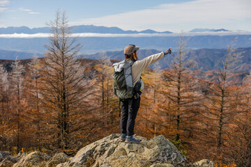 Naklejka premium 入笠山登山する女性