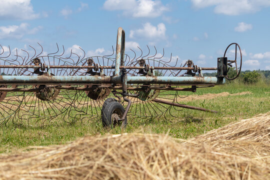 Tedder, tedder and hay rake.
Przetrząsacz, przetrząsaczo-zgrabiarka do siana