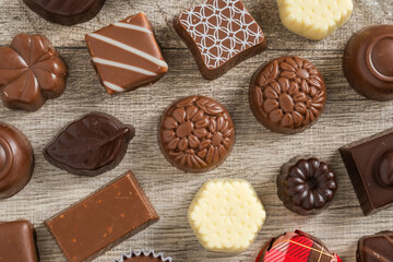 沢山のチョコレートと木材の背景