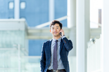 Fototapeta premium スマホで通話をする男性ビジネスマン