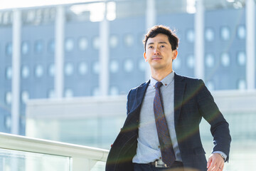 オフィス街を颯爽と歩く男性ビジネスマン