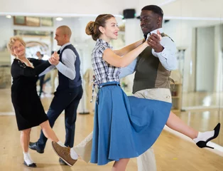 Cercles muraux École de danse Woman with african man practising charleston dancing