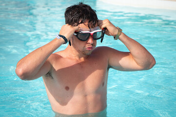 homme a la piscine