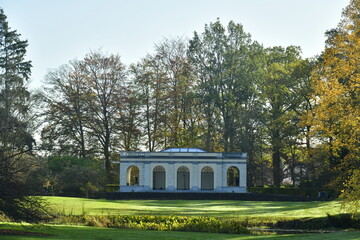 Pavillon Abritant Une Aire