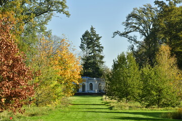 Au bout de l'allée gazonnée le pavillon de jardin à l'arboretum de Wespelaar près de Louvain