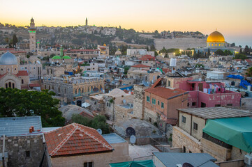 早朝のエルサレム旧市街と神殿の丘に建つ岩のドーム