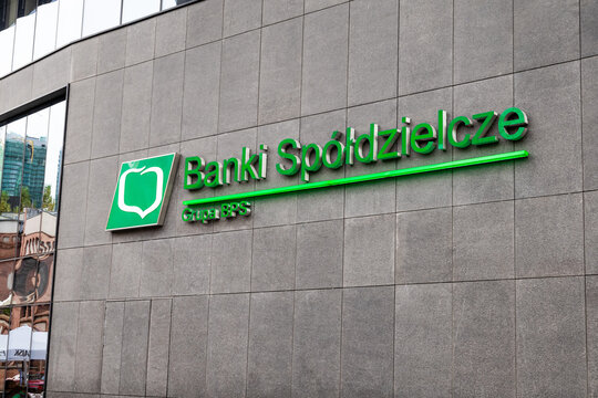 Warszawa, Polska - 1 października 2023 - Banki Spółdzielcze - Grupa BPS - logo na budynku centrali