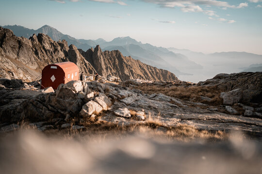 rote Biwakhütte in den italienischen Alpen, Biwak Ledu, Bivacco Petazzi (Ledu), Biwakschachtel am Comer See in Italien