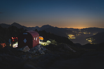 Biwak Ledu mit Blick auf den Comer See nach Sonnenuntergang