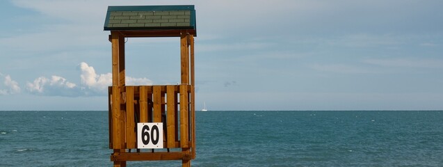 Particolare di una spiaggia con torretta per bagnino e sfondo del mare © albasu