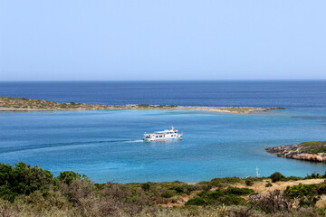 Schiffe auf dem Meer vor einer kleinen Insel bei Spinalonga Kreta Griechenland