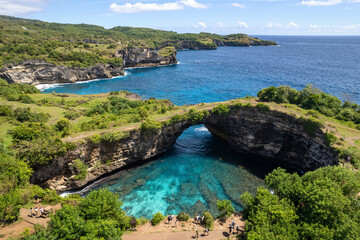 Naklejka premium Aerial view of Broken Beach on sunny day. Nusa Penida Island, Indonesia.