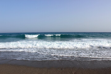 Hohe Wellen im Meer, starke Strömung