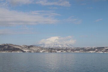 Obraz premium High-angle view of the lake and mountains covered by snow.