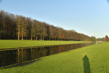 Le canal principal reliant les pièces d'eau en fin de journée d'automne au parc de Tervuren à...