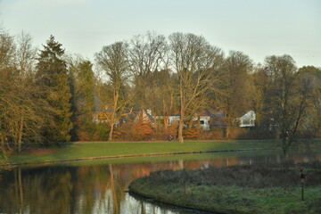 Les arbres sous le coucher de soleil le long d'un des étangs du parc de Tervuren à l'est de...
