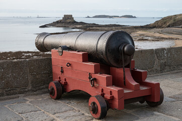 Fototapeta na wymiar Detail of an old cannon on the wall of the coastal town Sain Malo