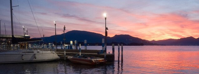 Piccolo porto sul lago di Garda al tramonto