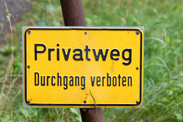 Schild warnt vor Privatweg und verbietet Durchgang