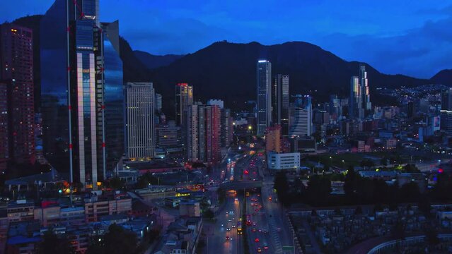 noche en la ciudad de Bogot&aacute; (Colombia), pais latinoamericano	