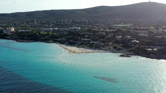 plage de la Pelosa dans le nord de la Sardaigne (Italie)