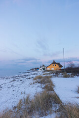 Bunte Strandhäuser an der Ostsee in Heiligenhafen im Winter.