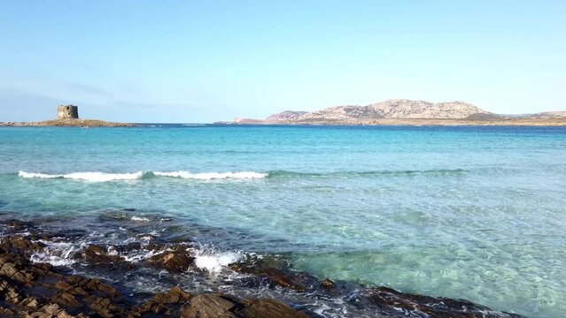 plage de la Pelosa dans le nord de la Sardaigne (Italie)