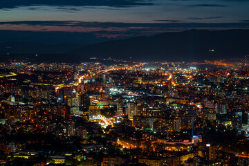 Obraz premium Capturing Mtatsminda Park sunset Tbilisi's Majesty in the Panoramic view Over the Mountains – A Tapestry of Georgia's Capital