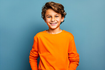  Jeune garçon avec un pull rouge sur un fond rouge