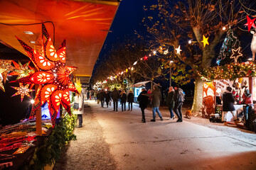 Christmas market in Konstanz next to the lake with food, gifts, mulled wine and many lights.