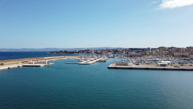 port de Porto Torres en Sardaigne (Italie)	
