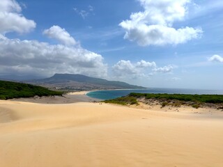 Vista desde la cima de las altas dunas de arena de Bolonia con vistas hacia el Océano Atlántico, Bolonia, Costa de la Luz, Andalucía, Cádiz, España © keBu.Medien