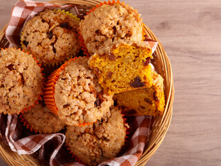 Spicy streusel topping pumpkin cakes