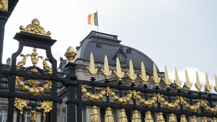 Obraz premium Closeup shot of the flag of Belgium on top of a historical building