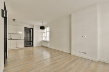 Fototapeta premium an empty living room with wood flooring and white walls in the room is very clean, but there is no furniture