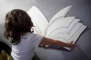 Libro e fantasia - bambina che legge libro immaginario
