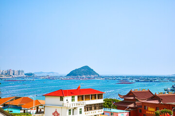 Obraz premium Lianjiang County, Fuzhou City, Fujian Province - Scenery of the bay fishing port against the blue sky