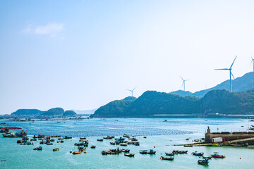 Obraz premium Lianjiang County, Fuzhou City, Fujian Province - Scenery of the bay fishing port against the blue sky
