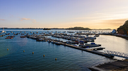 Coucher de soleil sur la marina dans le Golfe du Morbihan
