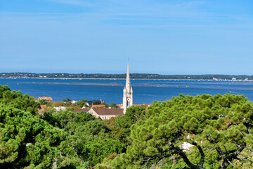 Fototapeta premium Panoramic view of Arcachon looking across the Arcachon Bay towards the shoreline of Cap Ferret, France from the viewing platform of Observatoire Saint-Cecile 