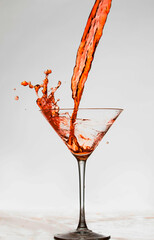 Cocktail rosso su fondo chiaro