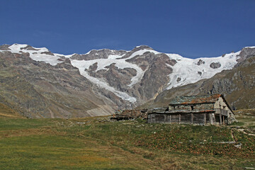 Fototapeta na wymiar una baita dell'alpeggio di Sant'Anna e il Monte Rosa; alta Valle di Gressoney