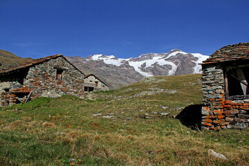 baite dell'alpeggio di Sant'Anna e il Monte Rosa; alta Valle di Gressoney - obrazy, fototapety, plakaty