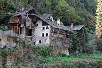 Fototapeta na wymiar antichi edifici rustici a Fontainemore; Val d'Aosta