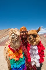 Crédence de cuisine en verre imprimé Vinicunca tourist and peruvian alpacas in cusco vinicunca rainbow montain