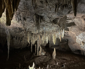Tropfsteine in der Prometheus Höhle, Imeretien, Georgien