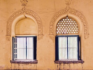 Closeup shot of beautiful windows of an ancient building in Madurai, India