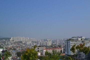 Obraz premium Aerial view of cityscape Seoul surrounded by buildings