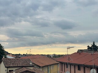 Panorama di una cittadina con cielo nuvoloso